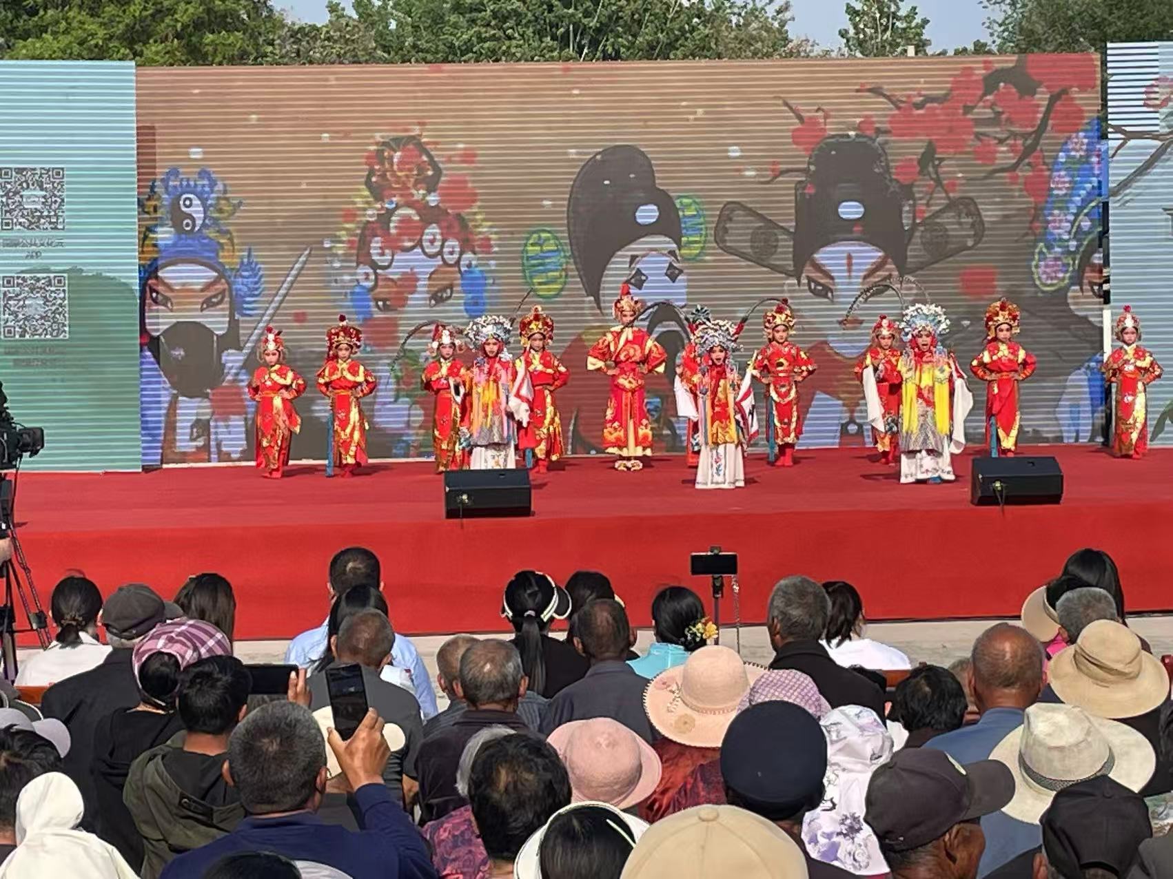 2026年全国“四季村晚”春季示范展示活动在商丘梁园区举行