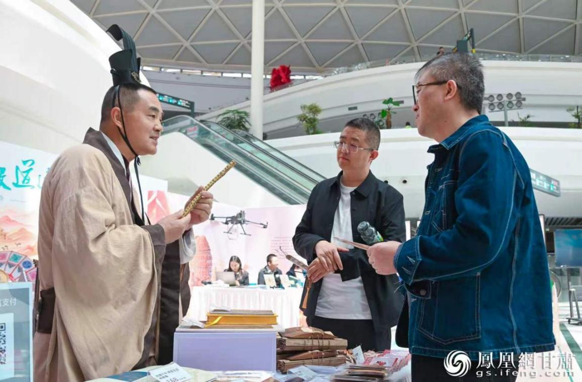 仿古文创亮相兰州中川国际机场