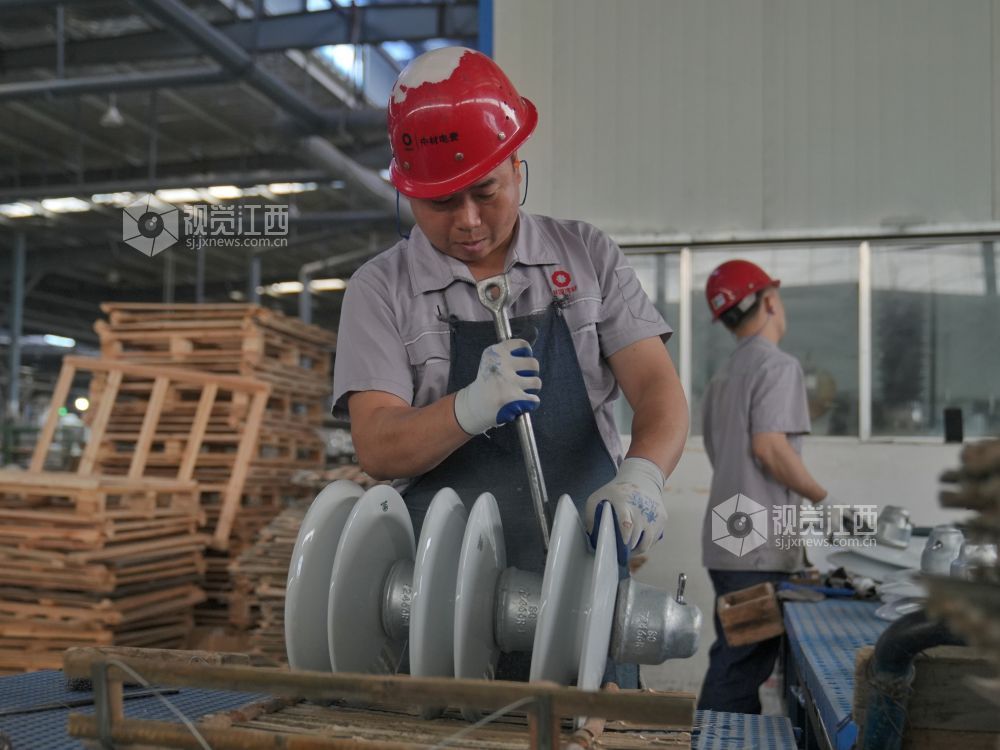 江西芦溪：坚守岗位迎五一（图）