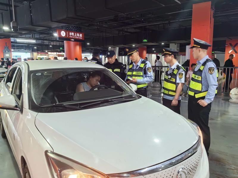 执法人员正在检查车辆受访单位供图