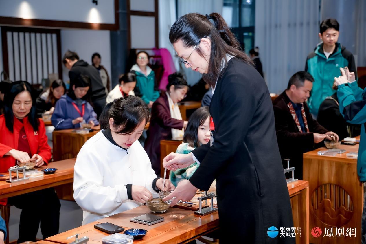 (太月香学体系创始人罗子杰在香道公开课上指导学员制作峡谷文创香牌。)