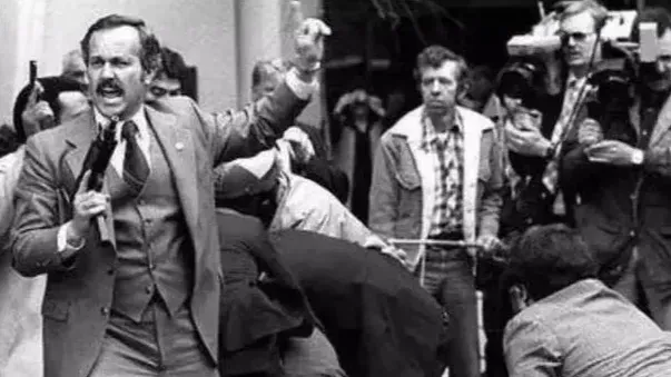 1981年里根遇刺后接受采访，以为枪声是爆竹，戏言差点被保镖压断肋骨