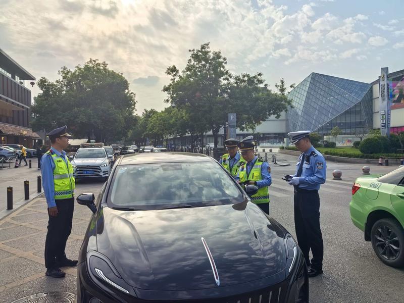 执法人员正在检查车辆受访单位供图