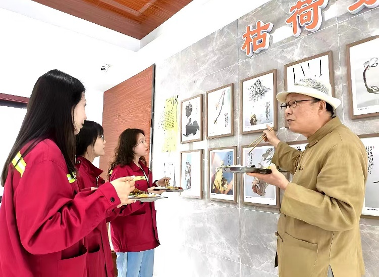 午餐时，毛华俊与环卫集团员工交流