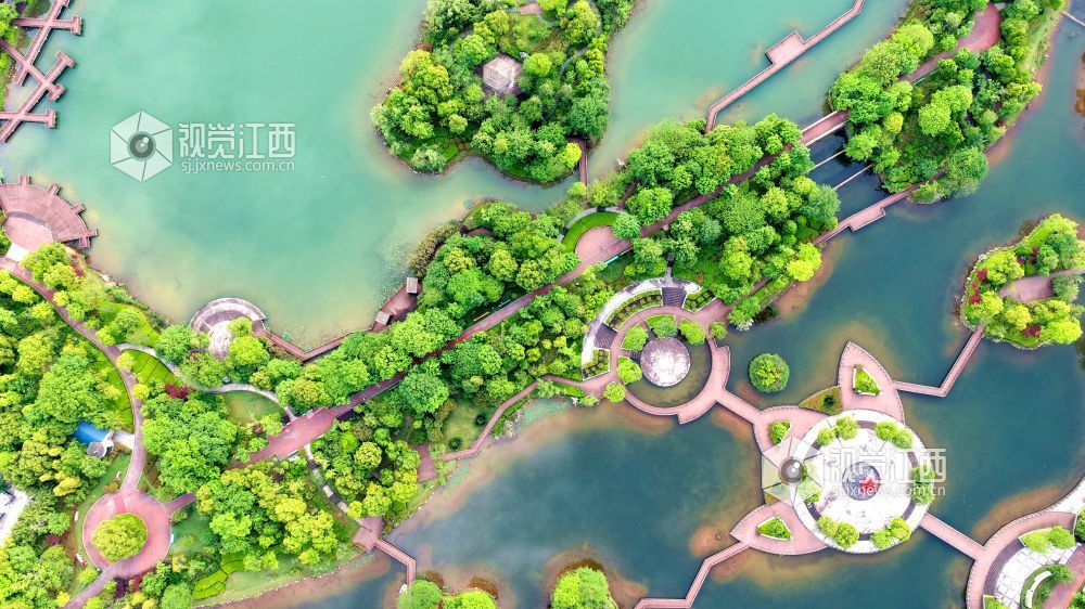 2026年4月27日，江西省吉安市峡江县锦绣湖湿地公园，水碧岸绿城美，“城市绿肺”生态如画。