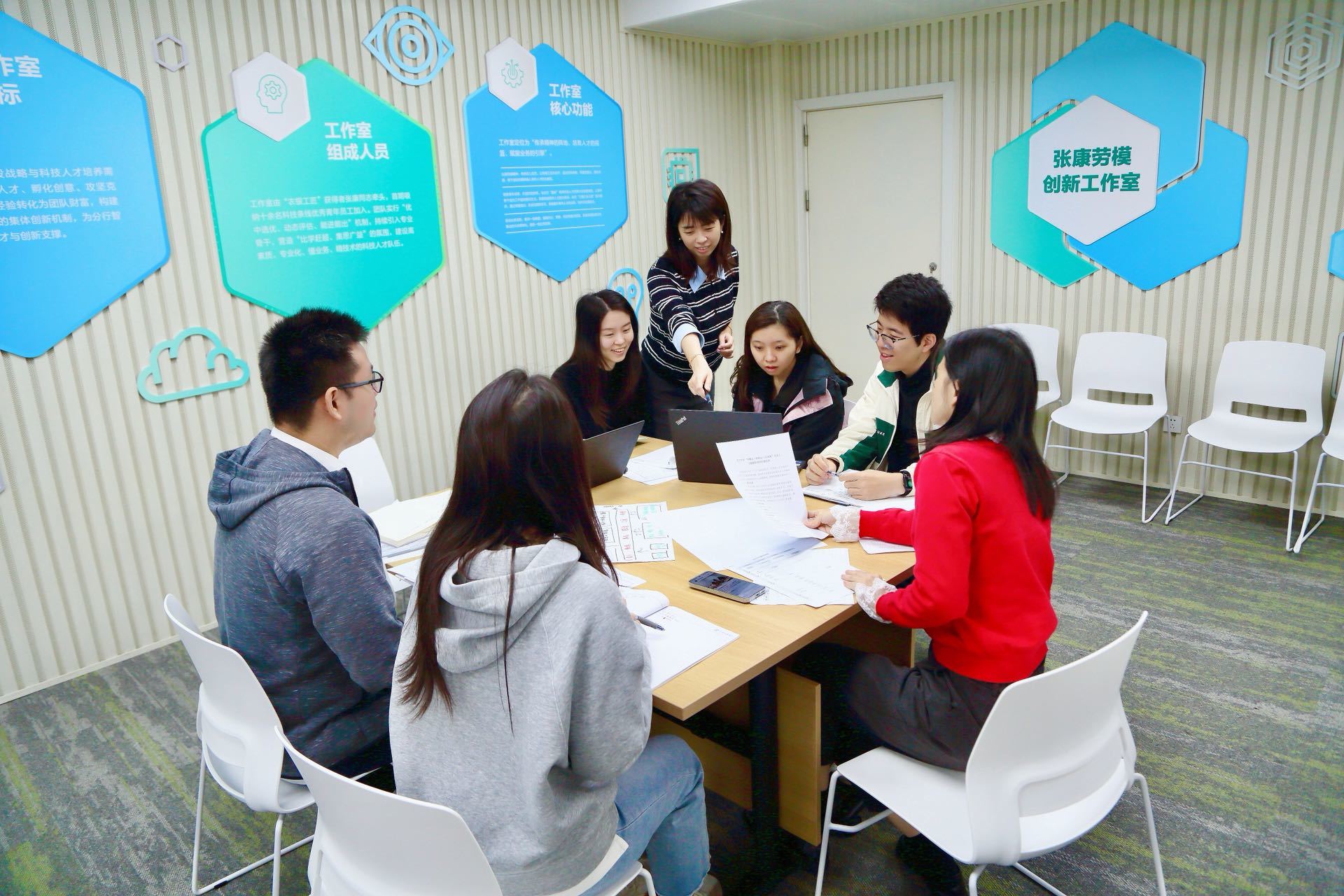 凤对话｜全国五一劳动奖章得主张康：以“架桥人”岁月沉淀，执科技妙笔绘金融绚丽新篇