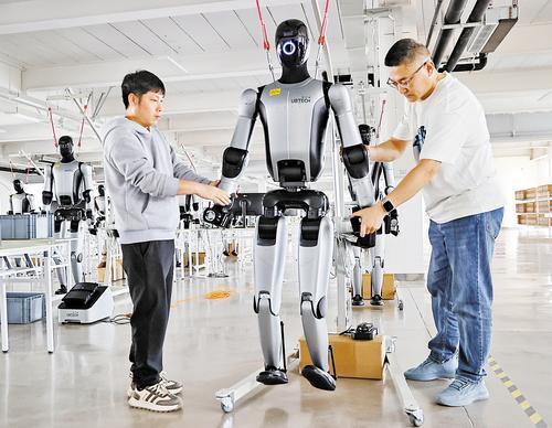 4月28日，工作人员在组装调试机器人。
