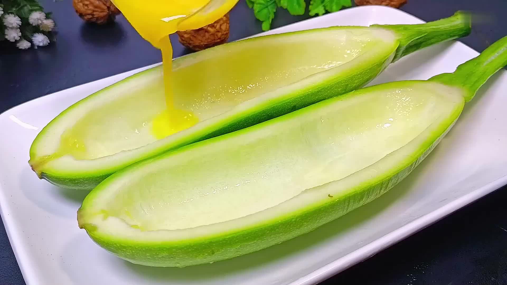 把鸡蛋液倒入西葫芦里，饭店一盘卖88，在家成本不到5元，真香