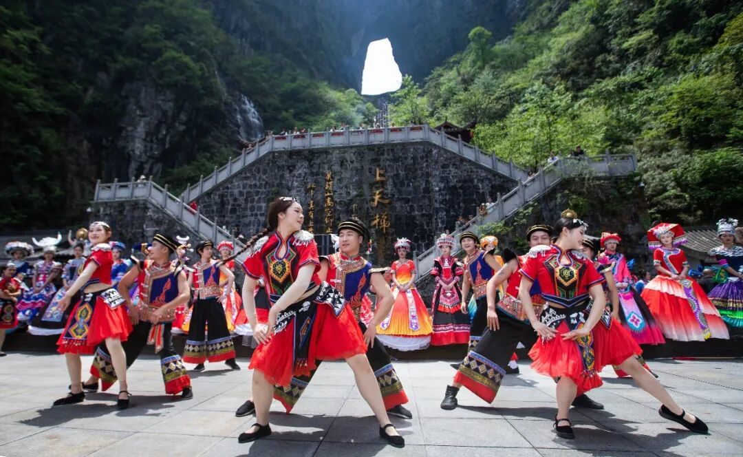 “五一”假期,张家界天门山上演非遗表演。图/张家界天门山景区