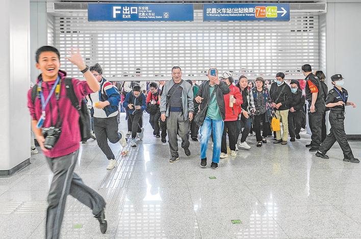 市民游客争相乘坐武汉地铁12号线一期首班车