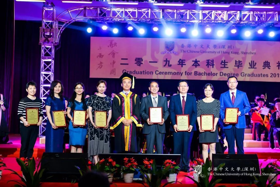 香港中文大学（深圳）校长徐扬生教为8位家长代表颁授特别贡献奖