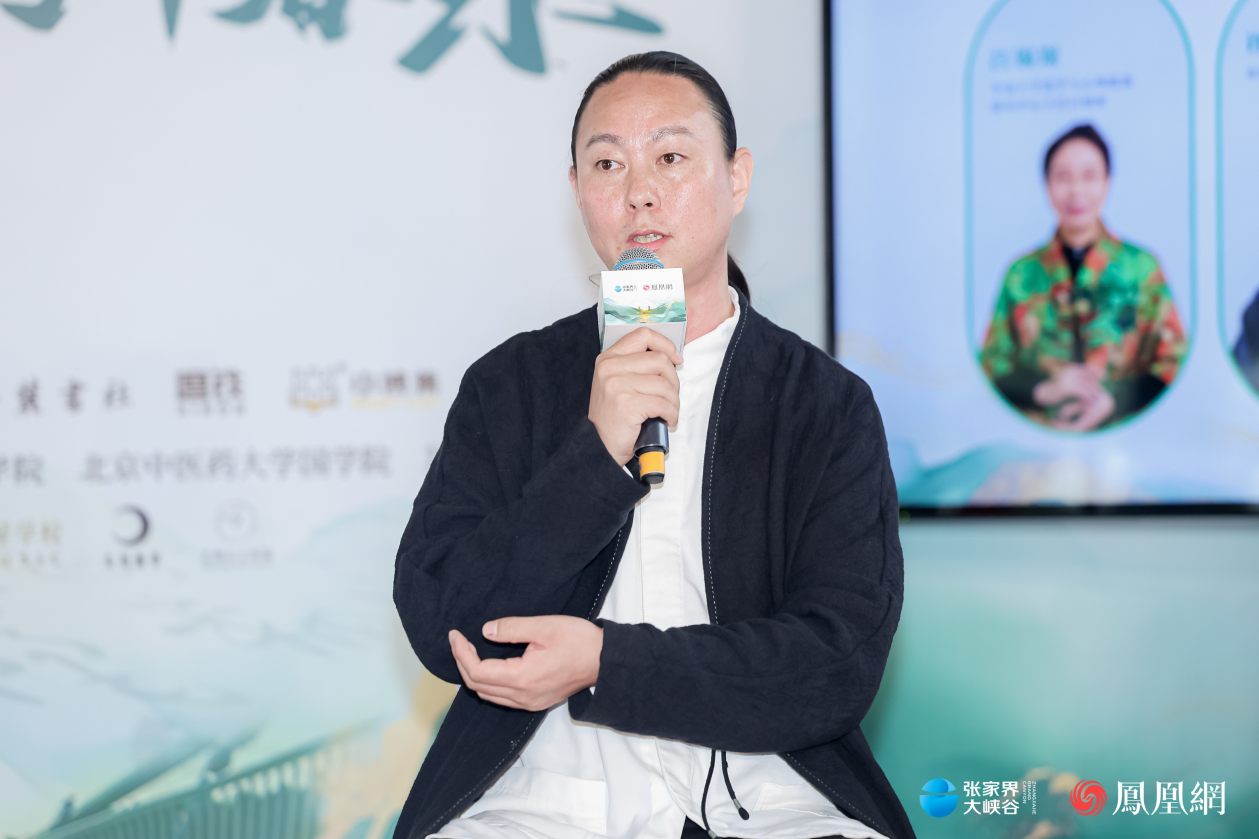 （王明山在2026张家界悦读共创大会康养沙龙上分享太极体悟。）