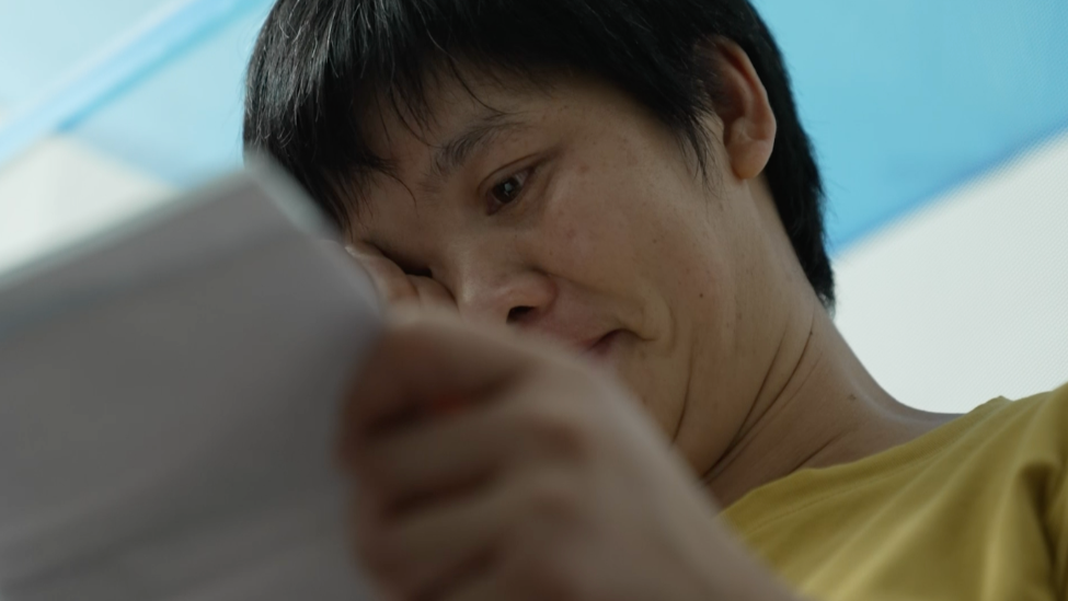 妈妈扛楼16年，300斤重物没压垮她，但孩子的一封信却让她瞬间崩溃落泪