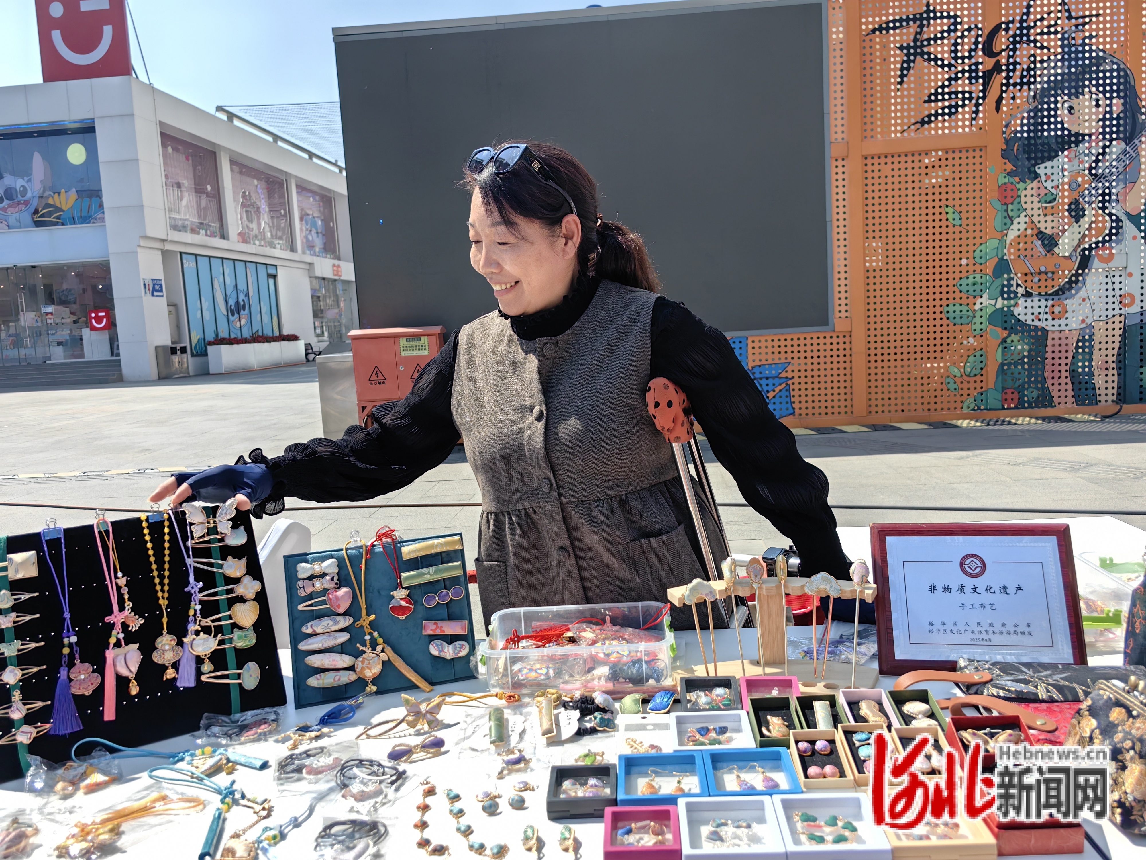 4月29日,“驿站筑梦 艺艺生辉”2026年石家庄市示范性文化驿站系列文化活动非遗市集展区现场。高奕晨摄