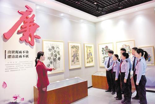 4月22日，武强县税务局干部在省级廉政教育基地武强年画博物馆接受廉洁文化教育。 苏小立 范海波摄