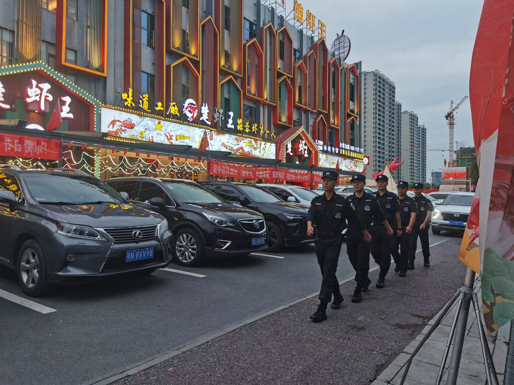 在龙虾城等核心商业区开展常态化巡逻，护航龙虾产业经济