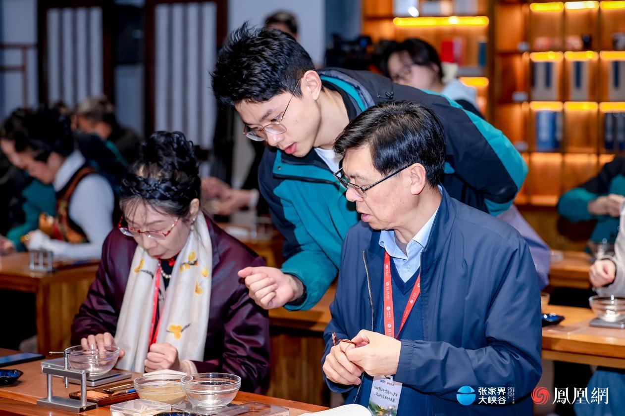 张家界悦读共创大会期间，吕锡琛教授参加“闻香有道”公开课，学习传统制香技艺。