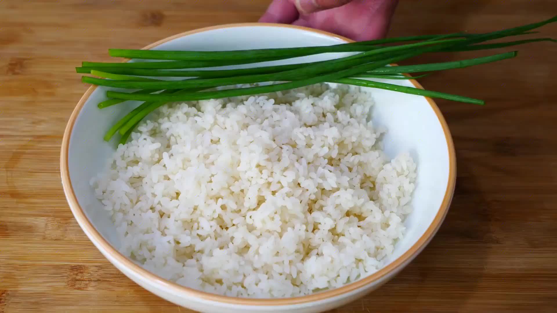 看看酒店大厨怎么做酱油炒饭的，这烹饪技术太厉害了，我先收藏了