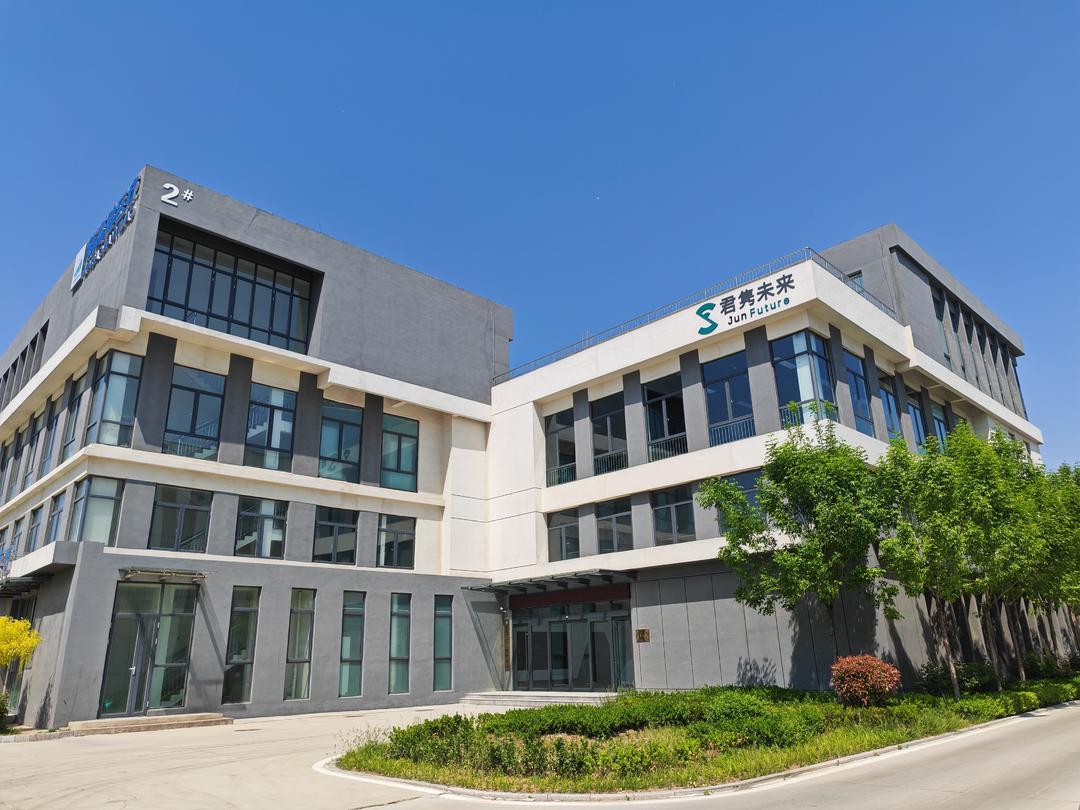 君隽未来山东公司落地高青县。当前，1500平方米的一期基地已经建成投产。