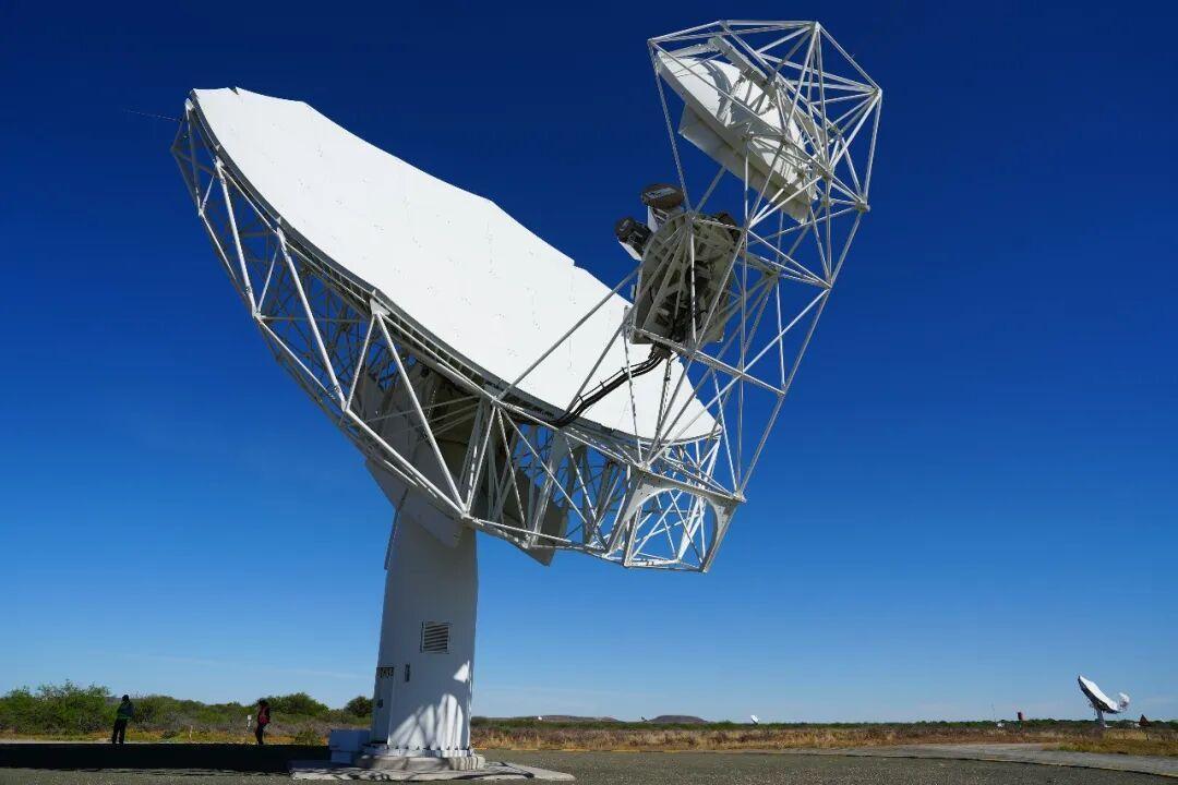 2025年9月23日在南非北开普省卡那封拍摄的由中国设计制造的SKA中频天线。新华社记者 王雷 摄