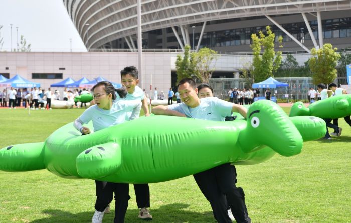 参赛队伍团结协作，进行“马到成功”项目比赛。