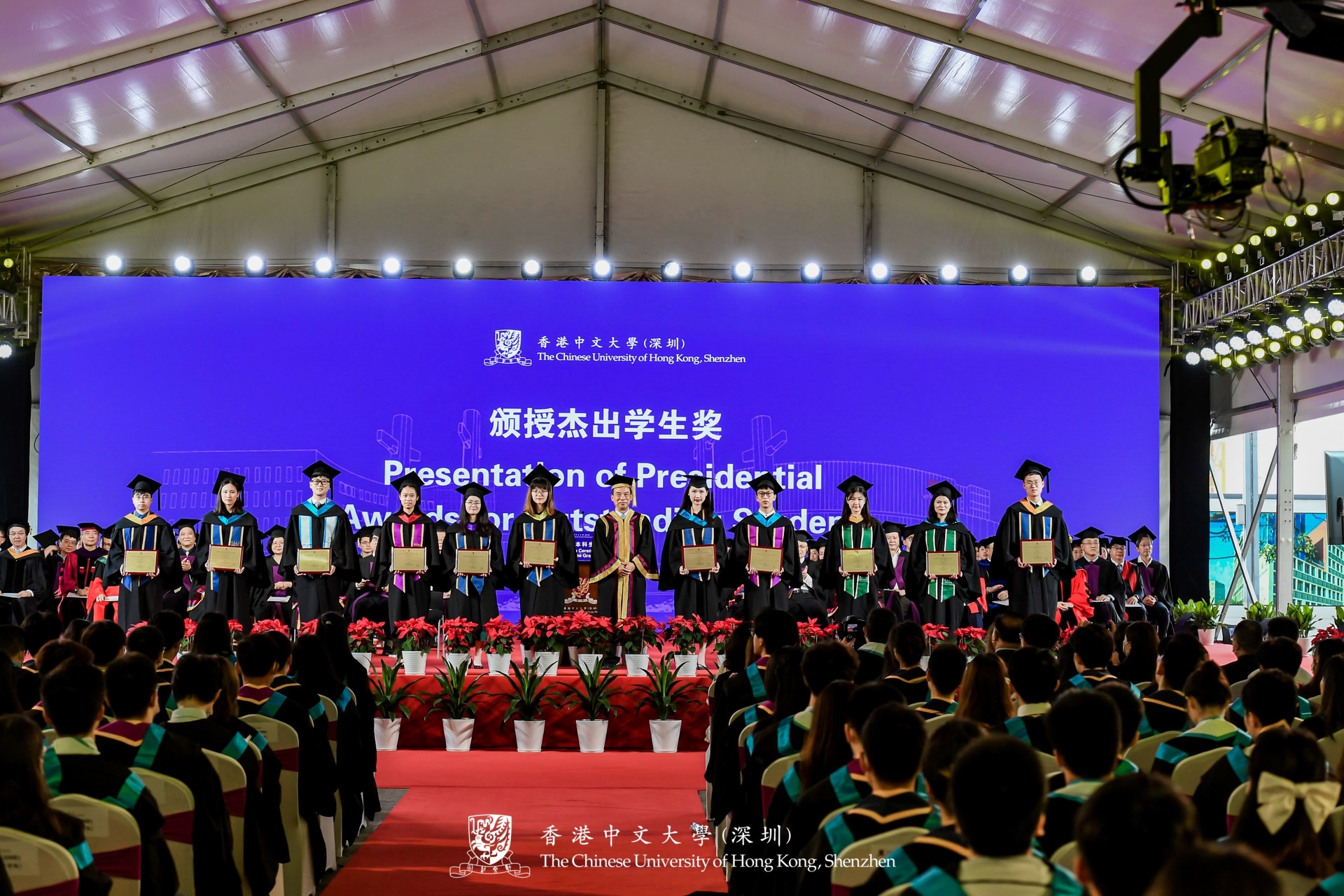 徐校长和部分大学杰出毕业生合影