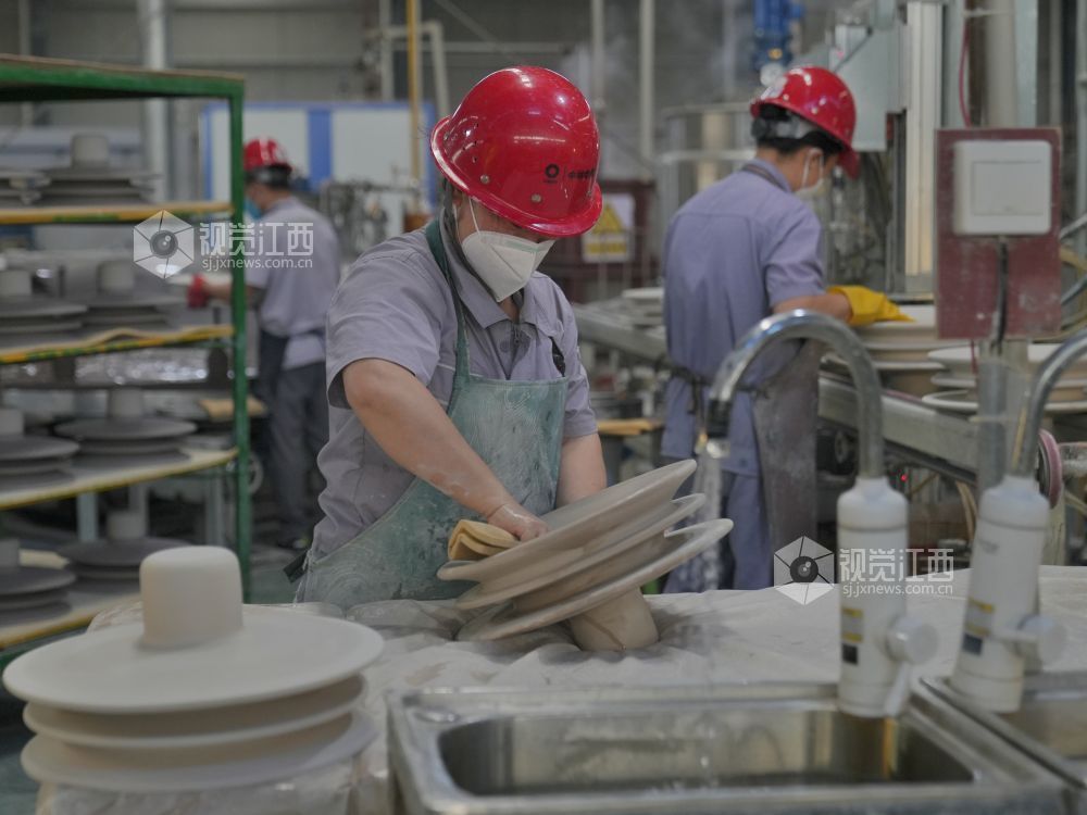 江西芦溪：坚守岗位迎五一（图）