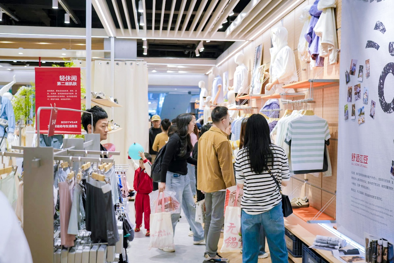 从红豆股份代言人到“产品体验官”，林更新无锡探店