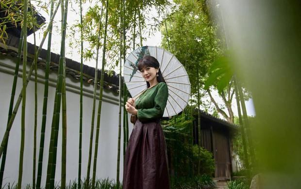 搜狐娱乐讯 29日，赵雅芝在社交平台上晒出一组雨天撑伞美照，她在户外悠闲漫步，状态惬意。