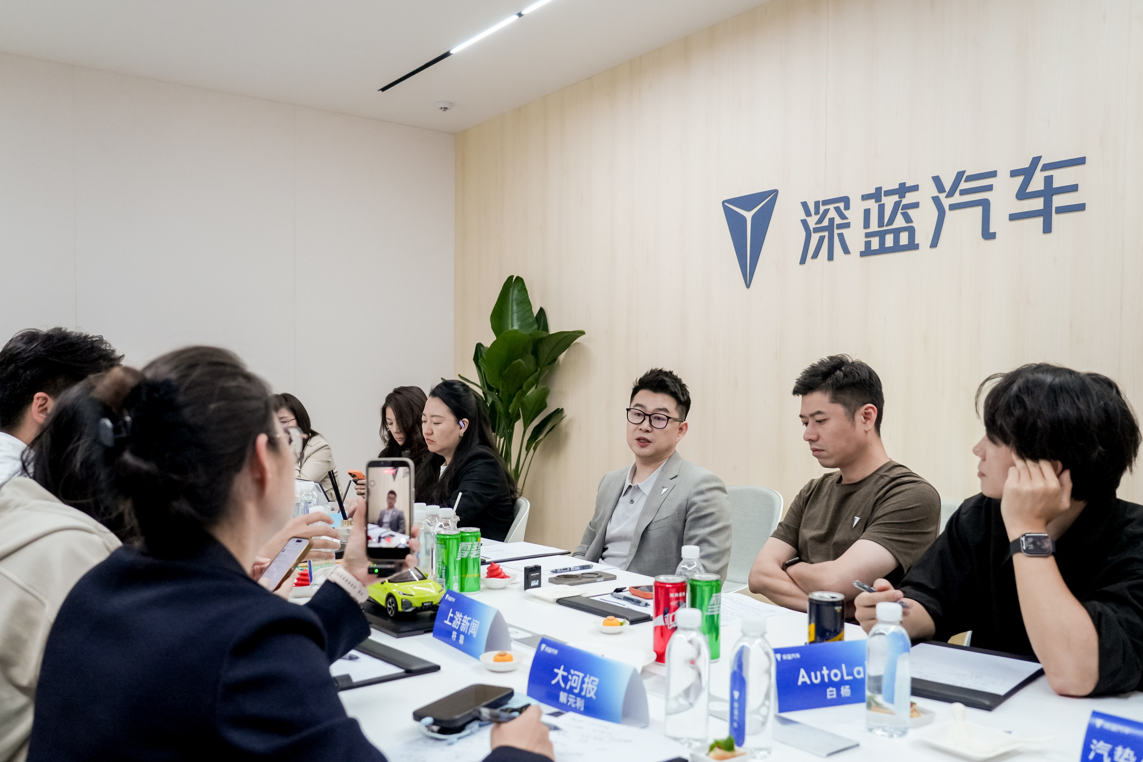 深蓝汽车：先留在牌桌上，再把品牌力与市场力补上来