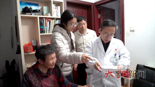 南城县慰问组来到黄晶晶租住的房子（南城县融媒体中心供图）