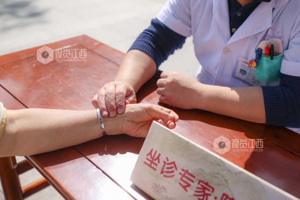 4月26日，江西省吉安市卫生健康委员会、吉安市中心人民医院在江西省吉安市白鹭洲书院开展“书院里的中医文化体验日”活动。