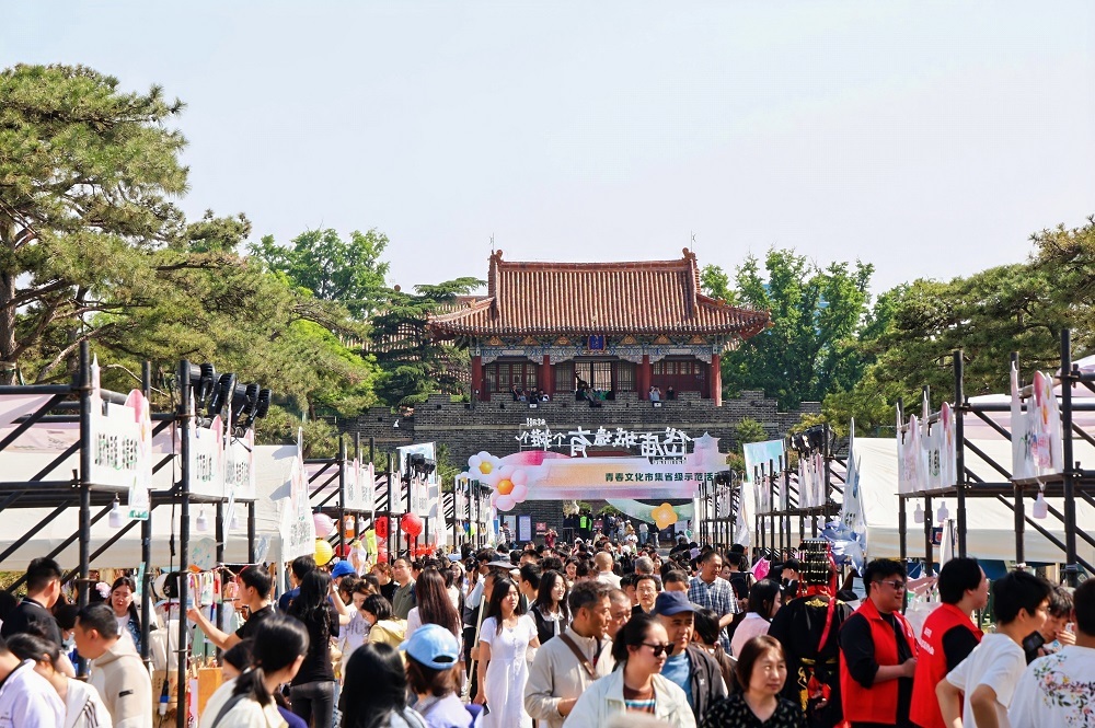 千年城墙下“长出”50+潮摊儿 这是谁的文化补给站？