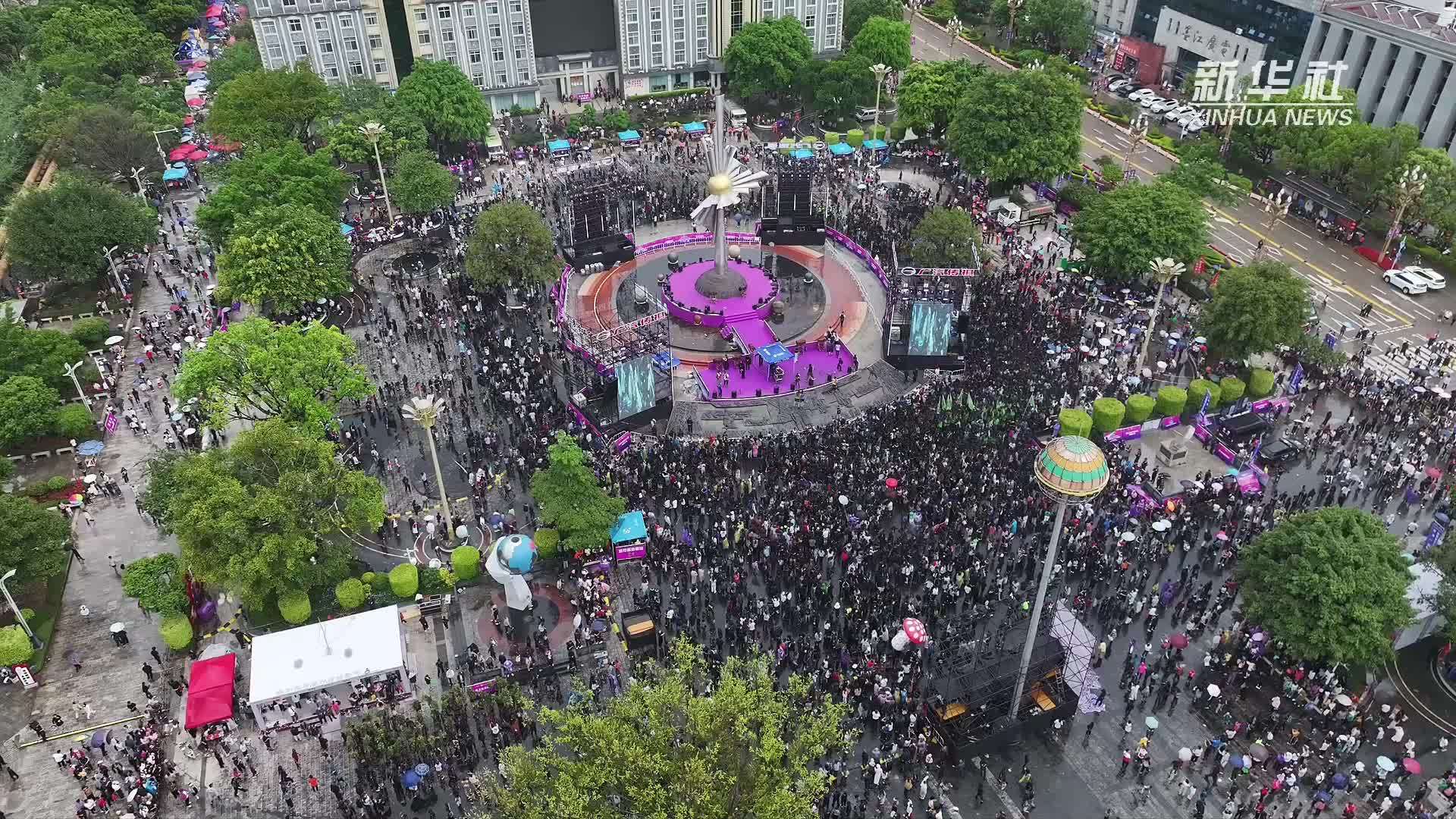 云南墨江举办“抹黑脸”民俗活动