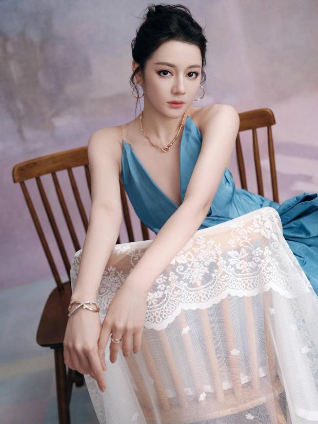 迪丽热巴秀出精致侧颜。
