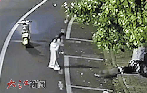 倪芷晴（左）发现倒地男子（视频截图）。