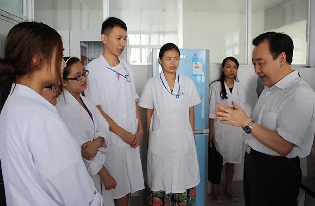 协和教授：西方顶尖医生都在研究中医！年轻人却说它是伪科学？