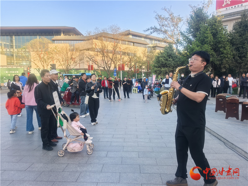 市民近距离接近音乐表演