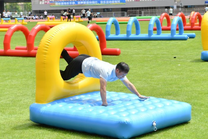 参赛选手正在进行“超级障碍赛”比赛。