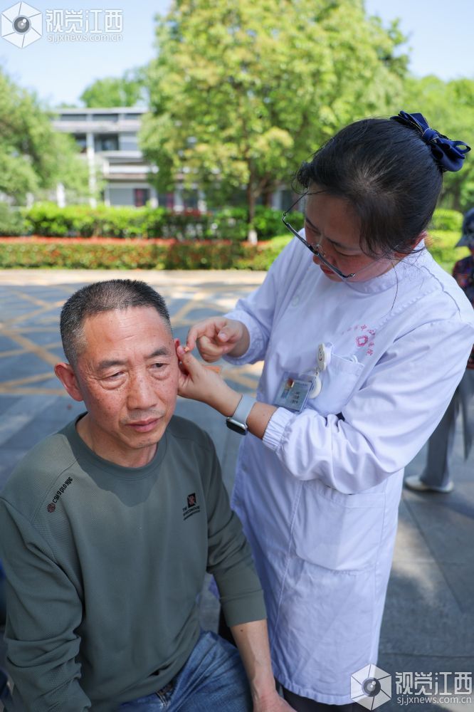 4月26日，江西省吉安市卫生健康委员会、吉安市中心人民医院在江西省吉安市白鹭洲书院开展“书院里的中医文化体验日”活动。