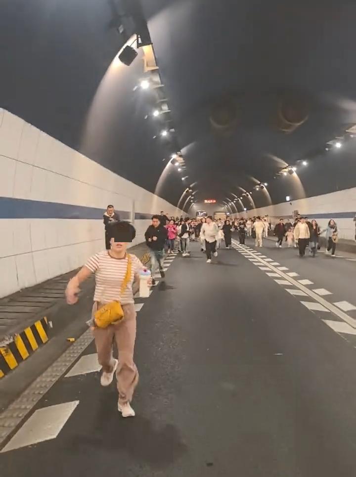 众人跑出隧道