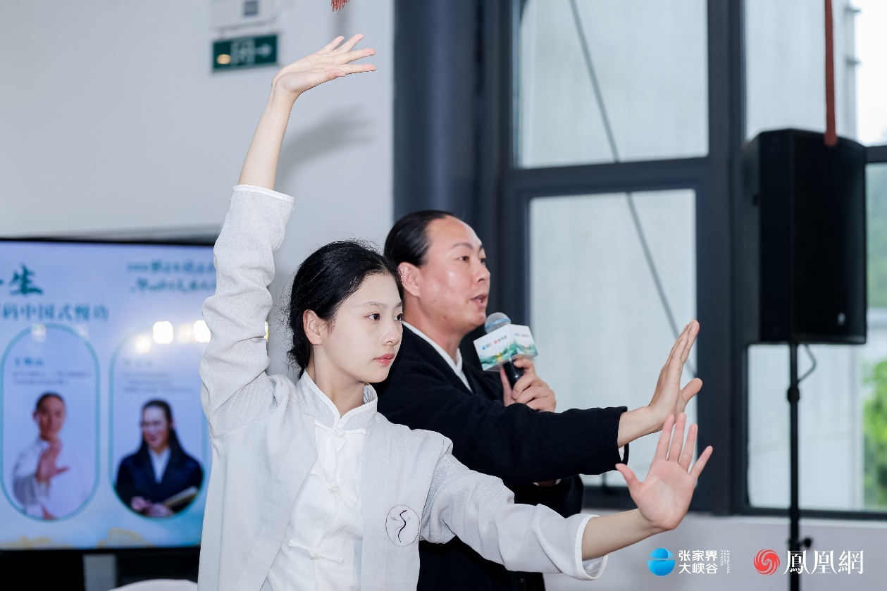 （王明山与助教吴紫妍演示“峡谷养生功太极六式”。）