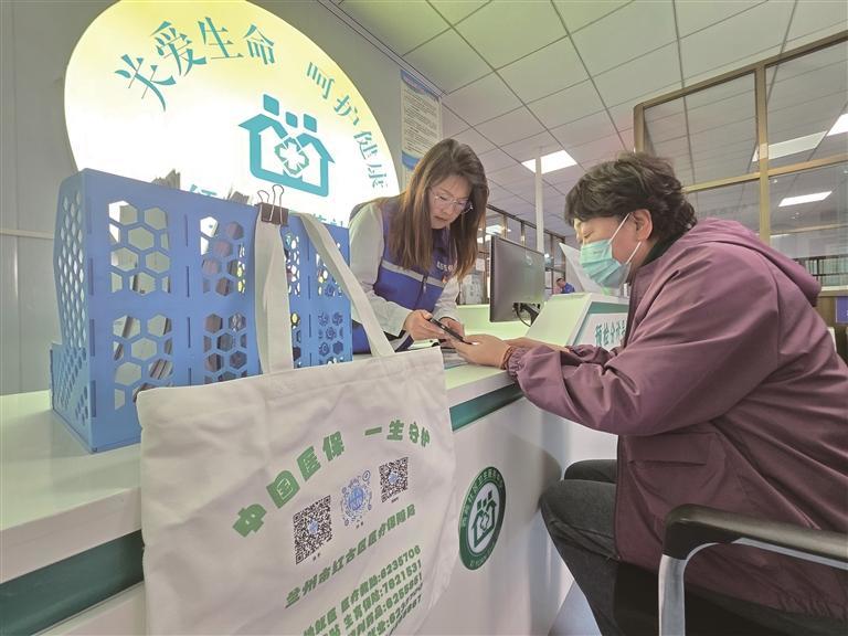 社区医院工作人员解答群众医保报销事项　王程君　摄