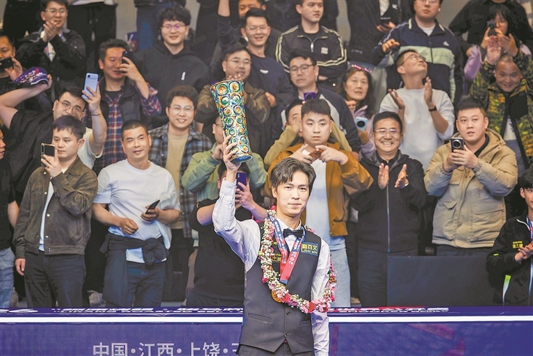 塔猜亚·乌努高举冠军奖杯。
