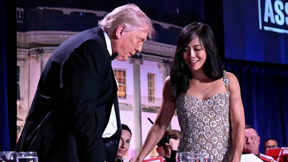 枪击事件发生时，坐在特朗普旁边的华裔女记者是谁？