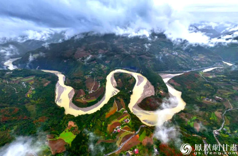 嘉陵江峡谷以江水为纽带，景致空灵绝美。图源自中共陇南市委宣传部官方公众号