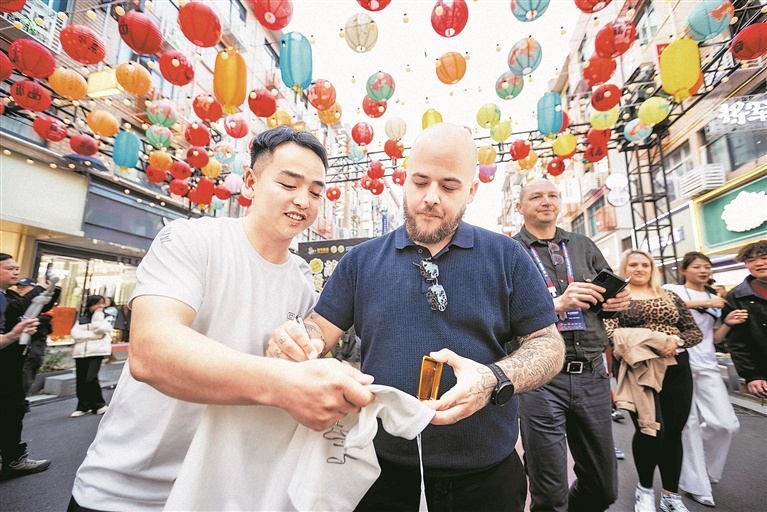 3月15日,在玉山县将军庙步行街,参赛选手感受当地文化和球迷的热情。