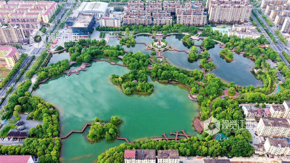 2026年4月27日，江西省吉安市峡江县锦绣湖湿地公园，水碧岸绿城美，“城市绿肺”生态如画。