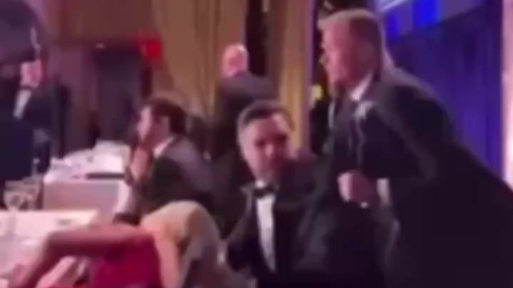 枪声响起，万斯被特勤人员一把拽走，比特朗普先撤离