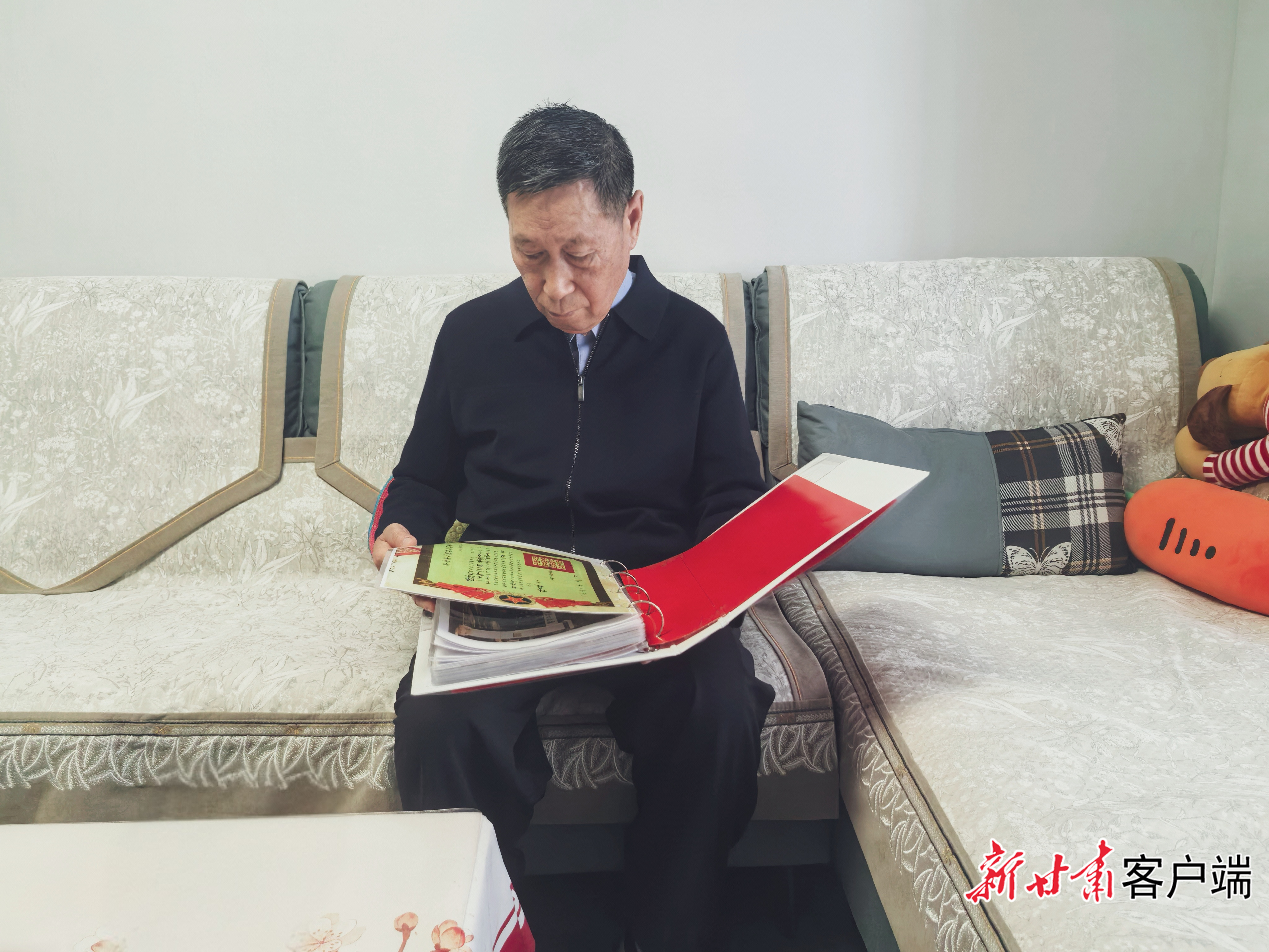 陈昌林将有关父亲的信息整理成了厚厚的册子　图片除备注外均由新甘肃&middot;甘肃日报记者顾丽娟摄